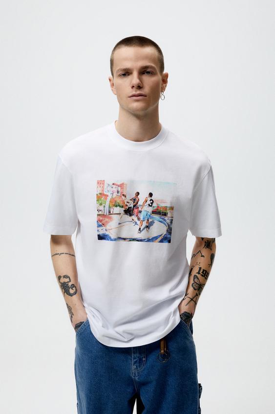 T-SHIRT WITH BASKETBALL COURT PRINT 