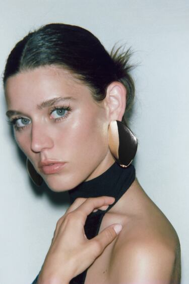 Image 0 of FLAT METAL EARRINGS from Zara
