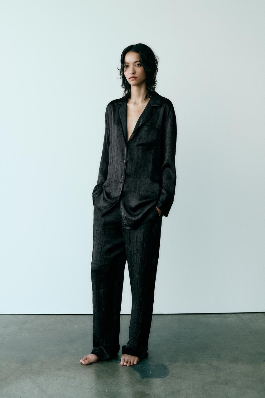 Zara black Trousers made of satin fabric with a creased effect. Mid-rise with adjustable drawstrings. Side pockets. Front zip fly and metal hook fastening.