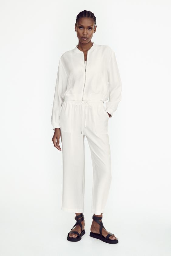 Puedes combinarlo con botas, tenis o sandalias. De Zara