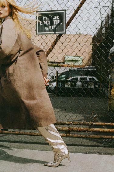 Imagen 2 de BOTA TACÓN METALIZADA de Zara