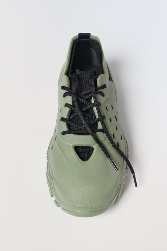 Bild 2 von SNEAKER MIT SOCKEN von Zara