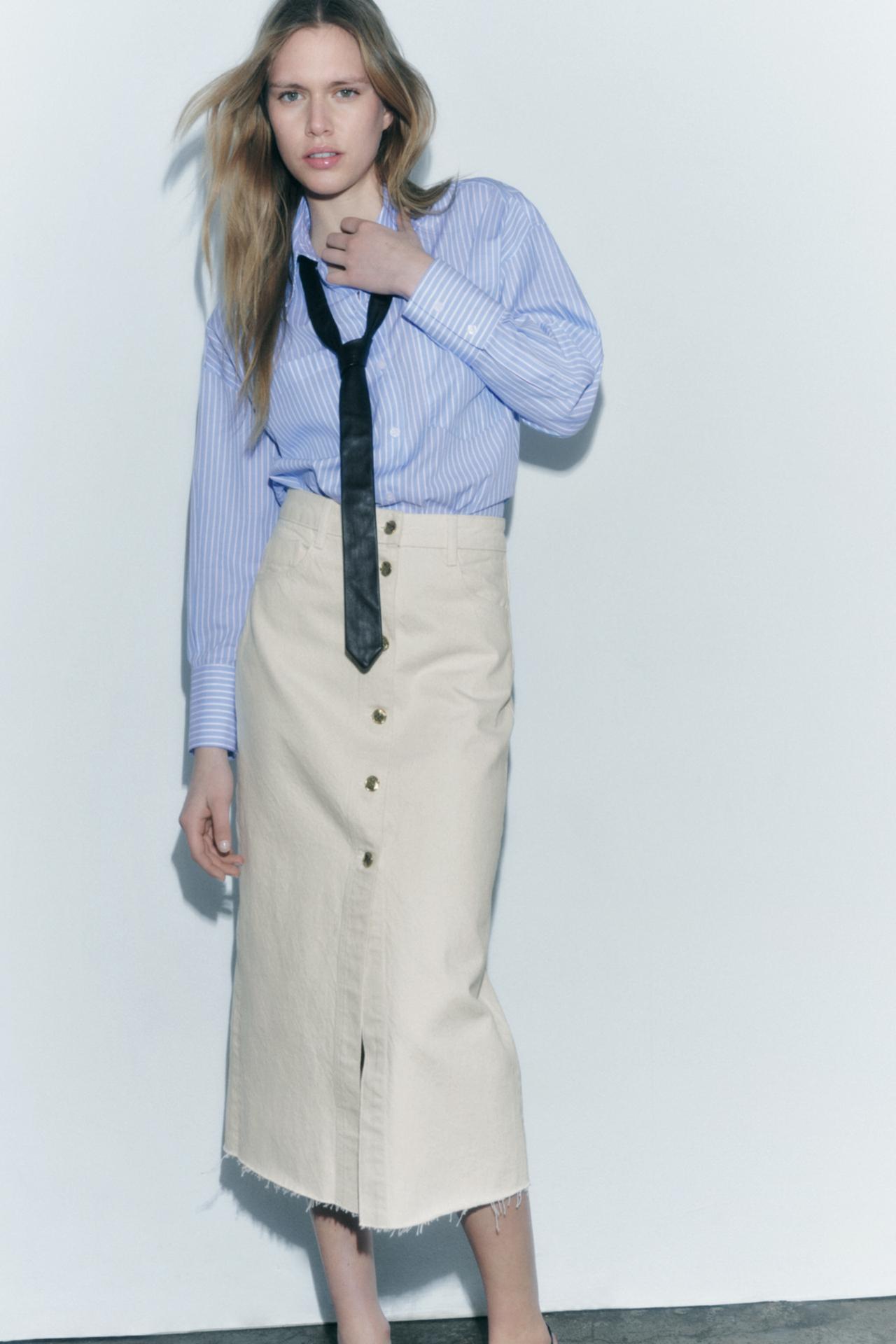 Zara DENIM MIDI SKIRT WITH BUTTONS in ecru. This High-waist skirt has a five-pocket design, a raw hem, and golden button front fastening.