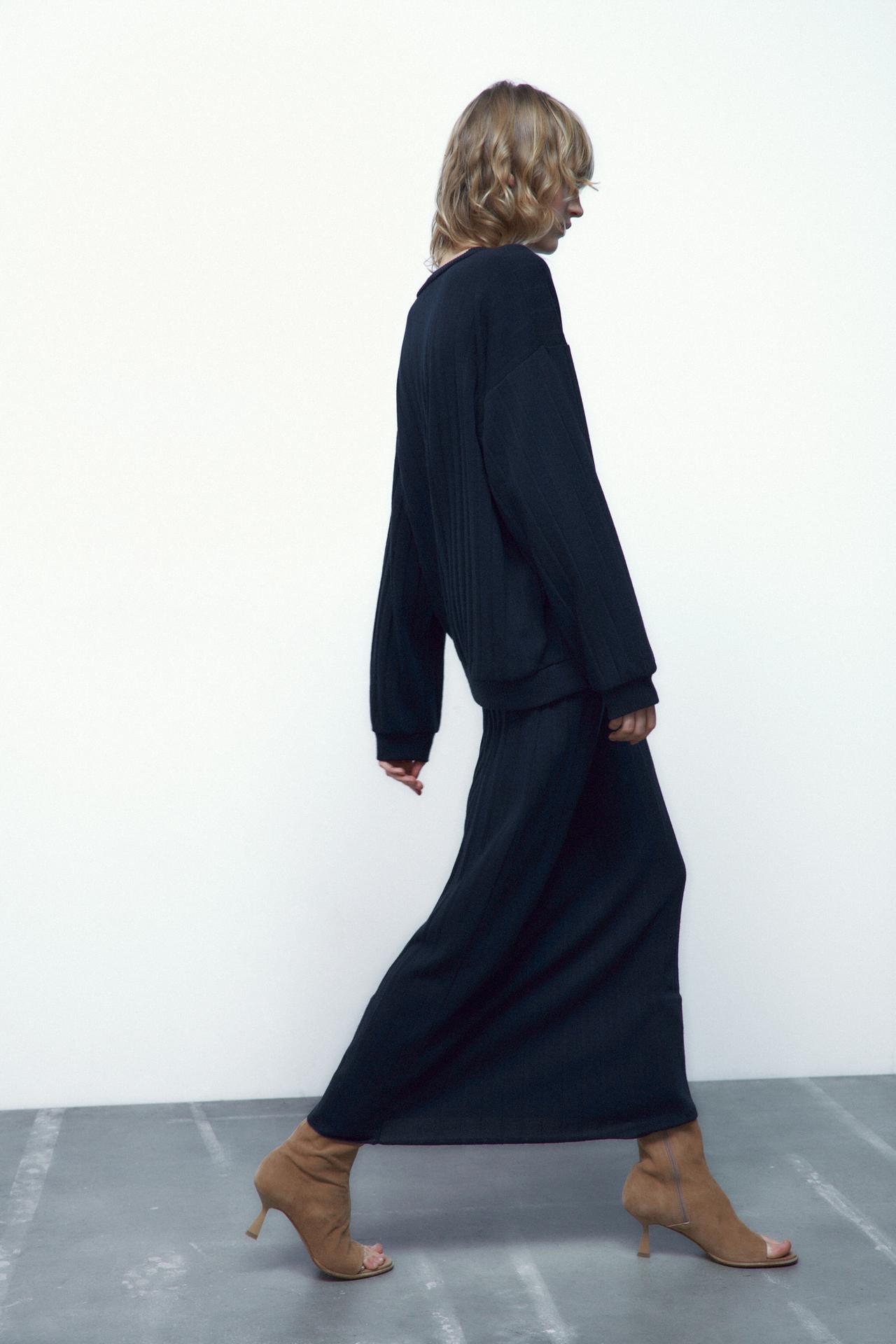 Zara navy blue PLEATED PENCIL SKIRT worn with the matching navy blue pleated sweatshirt. This
High-waist midi skirt and interior elastic waist. Pleated fabric detail.