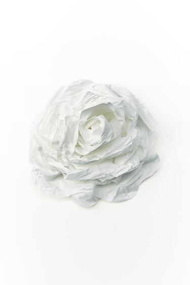 Image 0 of FLOWER BROOCH - HAIR CLIP from Zara