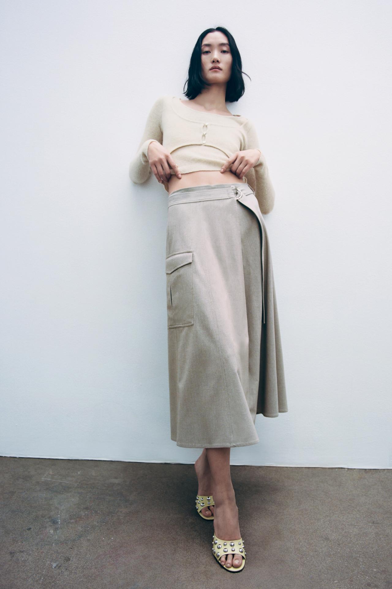 Zara beige cargo midi skirt. This cargo midi skirt has a High waist midi skirt made of a viscose blend. Side patch pocket with flap. Adjustable wrap-style fastening with buckle and tie in the same fabric.