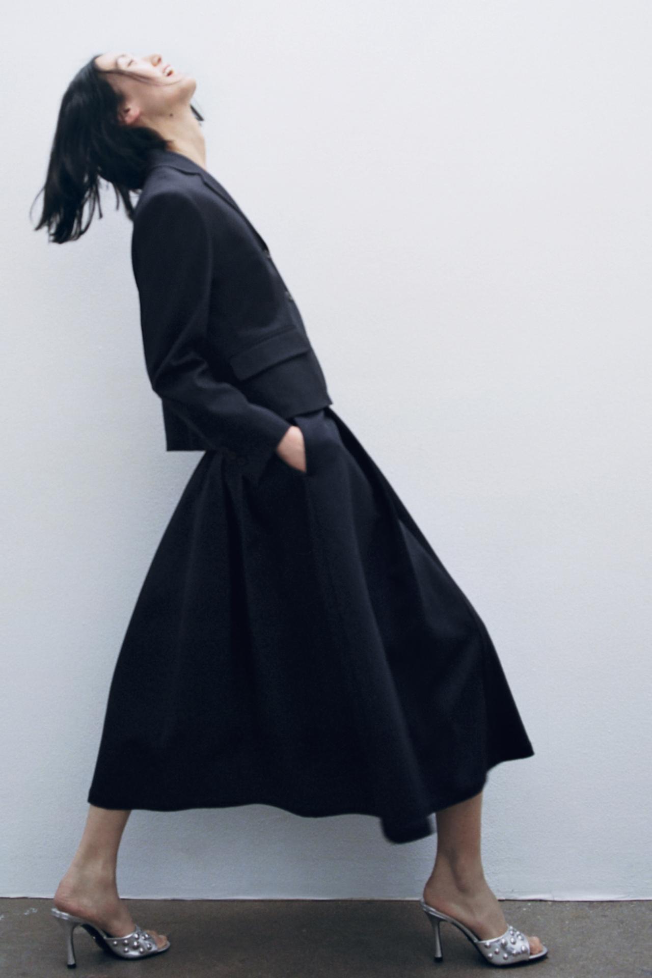 Zara WOOL BLEND VOLUMINOUS SKIRT in navy blue. This Voluminous midi skirt is made of a wool blend. Featuring belt loops, front darts and invisible zip fastening.