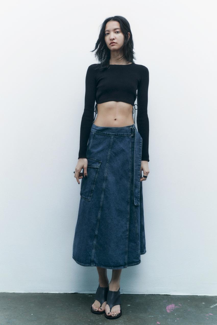 Zara DENIM CARGO SKIRT. High waist midi skirt made of cotton. Side patch pocket with flap. Front adjustable wrap-style fastening with buckle and tie in the same fabric.