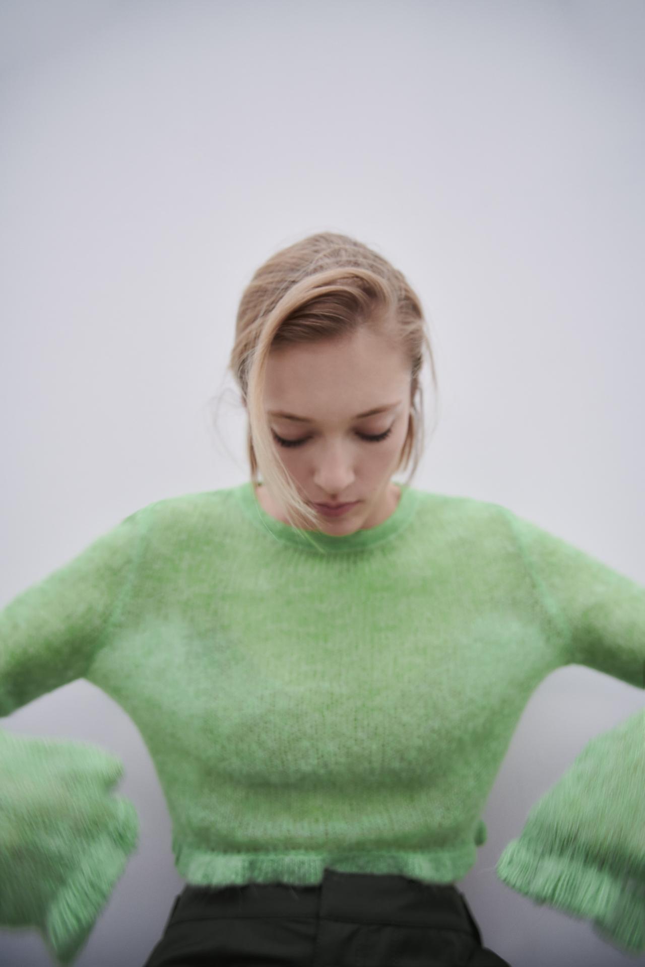 Zara green KNIT CROPPED SWEATER WITH RUFFLED CUFFS. Cropped round neck sweater featuring long sleeves with ruffled cuffs.