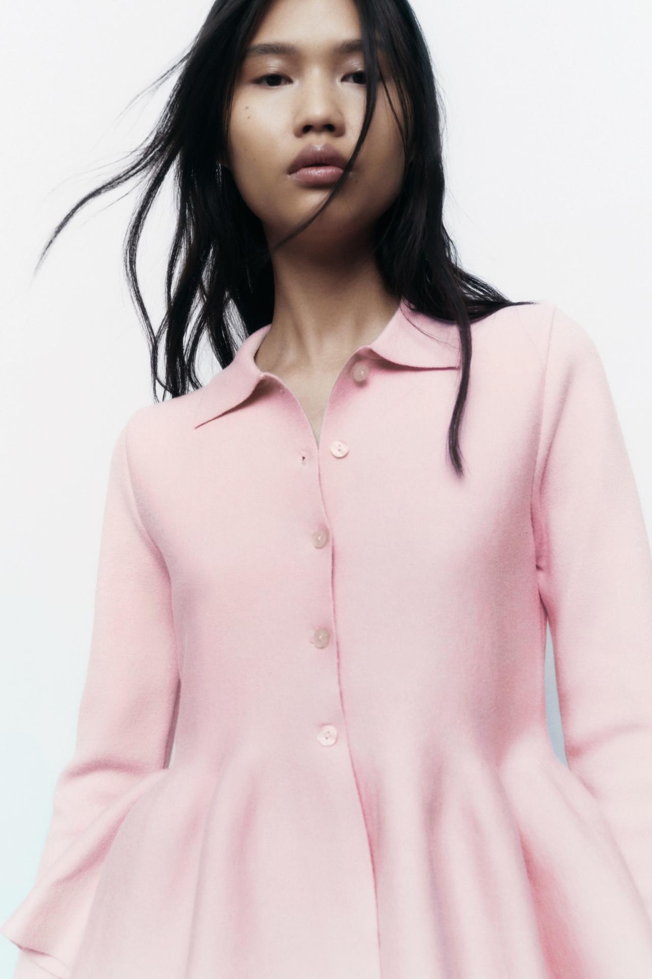 This Zara pink KNIT PEPLUM CARDIGAN has a collar, long sleeves and a ruffled peplum hem with a Button-up front.