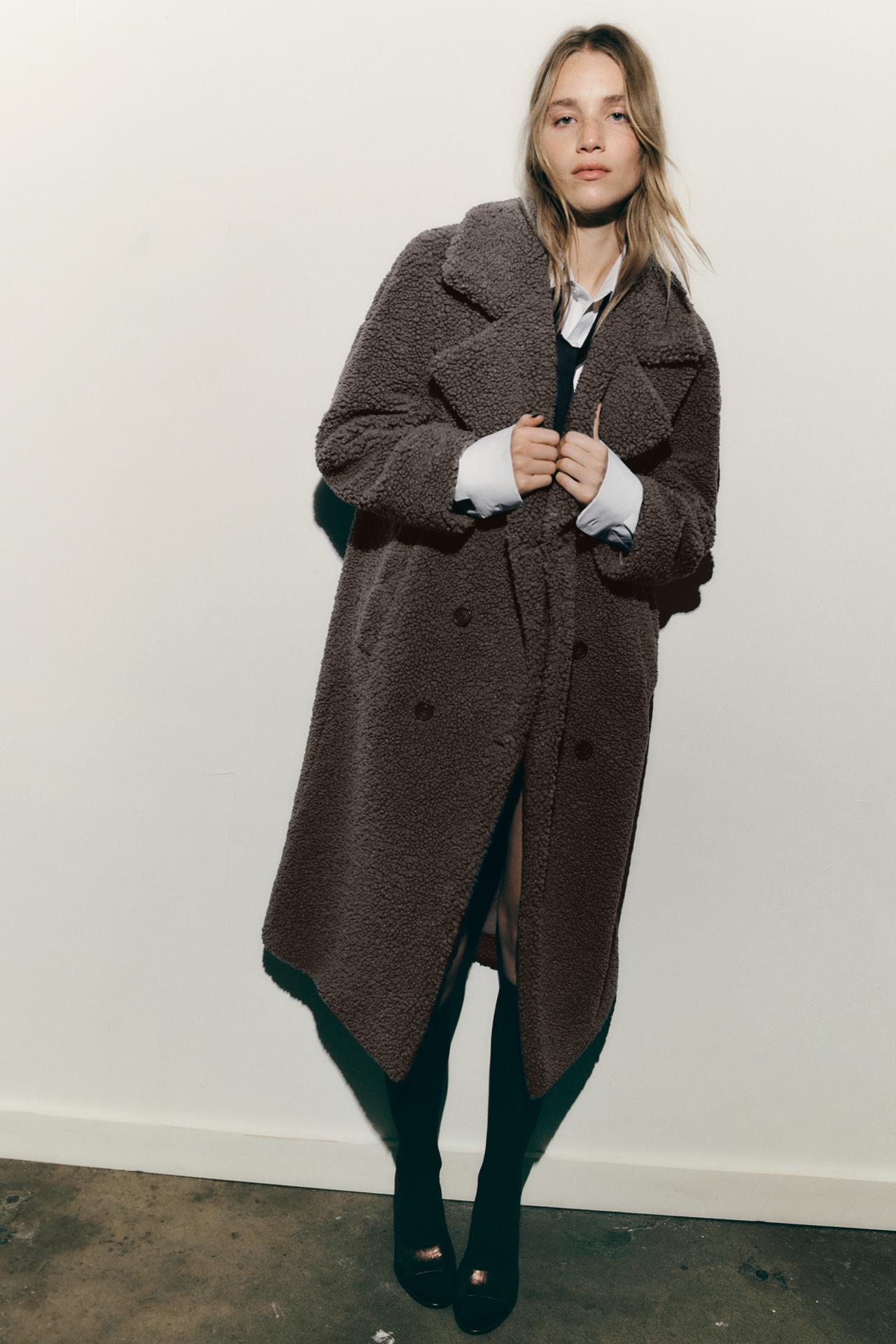 Zara grey Long coat with a lapel collar and long sleeves. Front pockets. Matching lining. Double-breasted button fastening at the front.