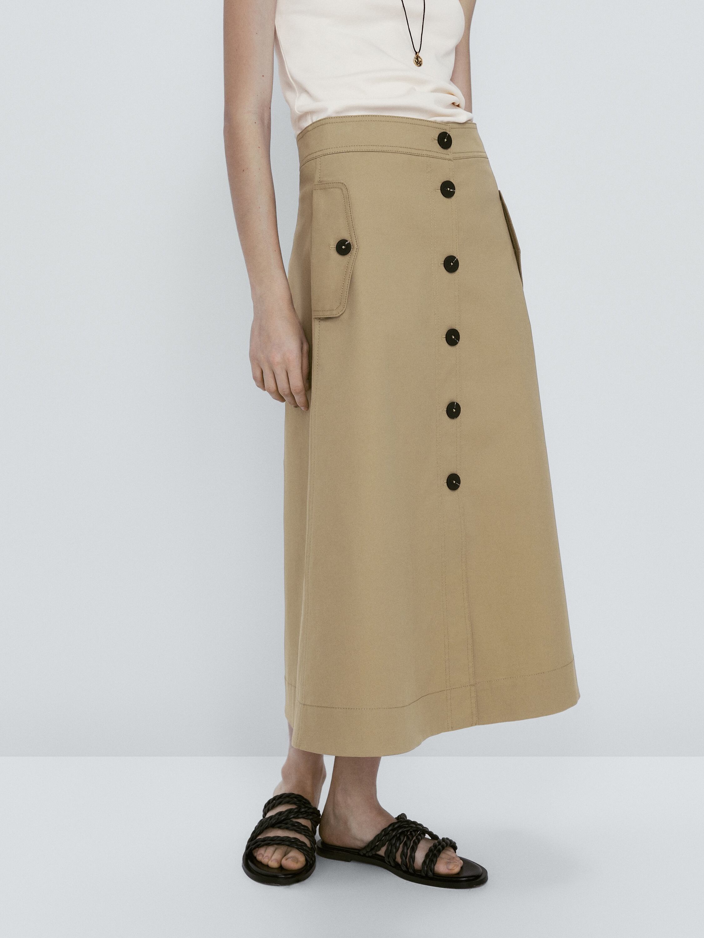 Midi skirt with contrast buttons