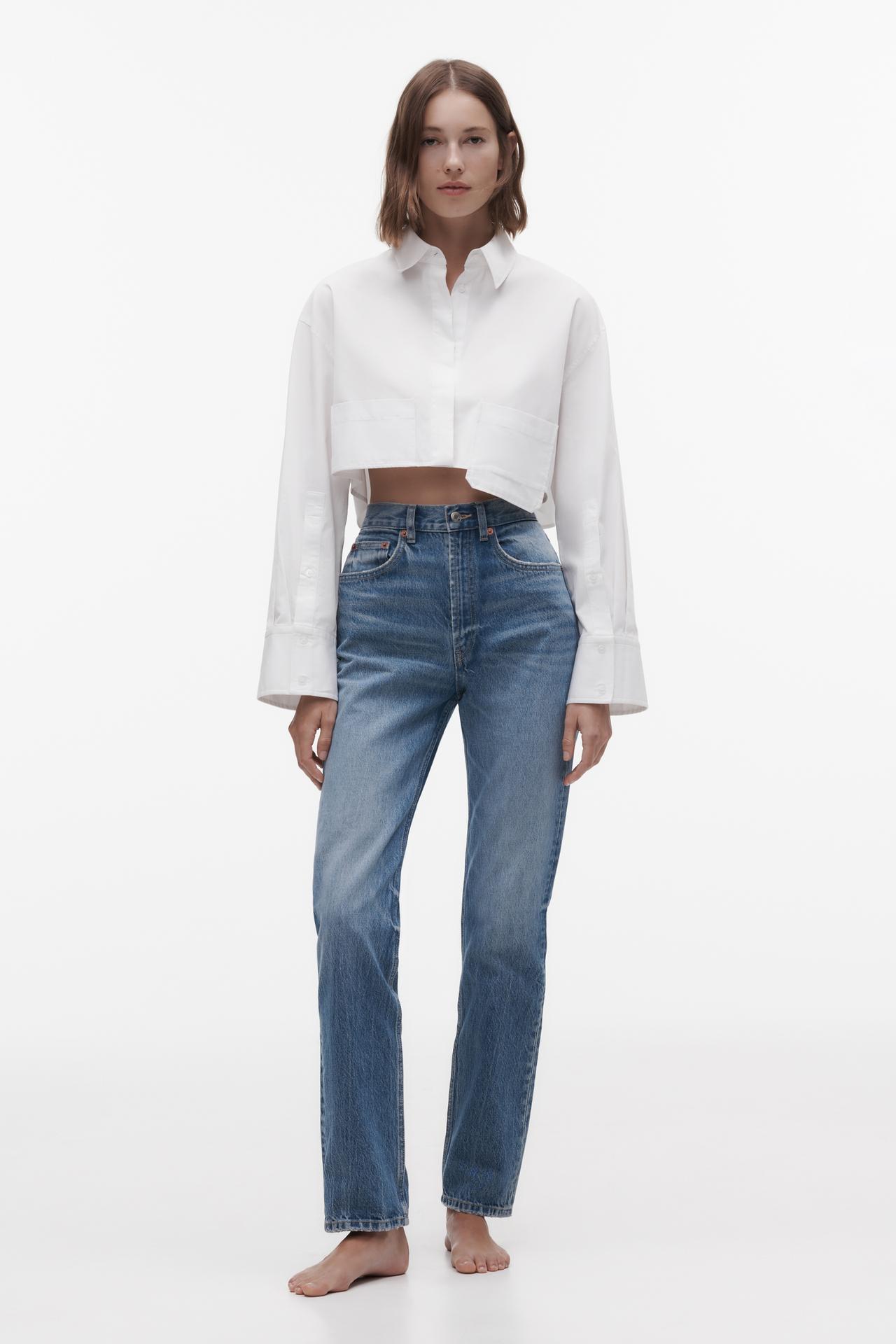 zara cropped white cotton poplin shirt. Collared shirt with long cuffed sleeves. Featuring patch pockets on the front, darts on the back and a button-up front.