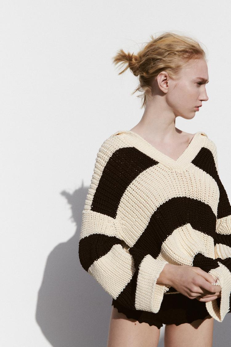 Εικόνα 1 του ΠΛΕΚΤΗ ΜΠΛΟΥΖΑ OVERSIZED ΜΕ ΡΙΓΕΣ από Zara