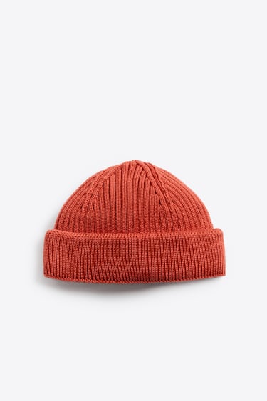 Image 0 of SHORT KNIT HAT from Zara