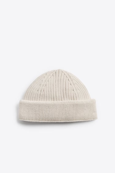 Image 0 of SHORT KNIT HAT from Zara