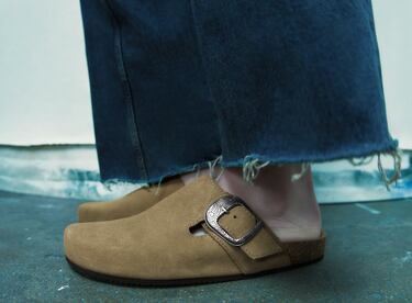BUCKLED SUEDE CLOGS
