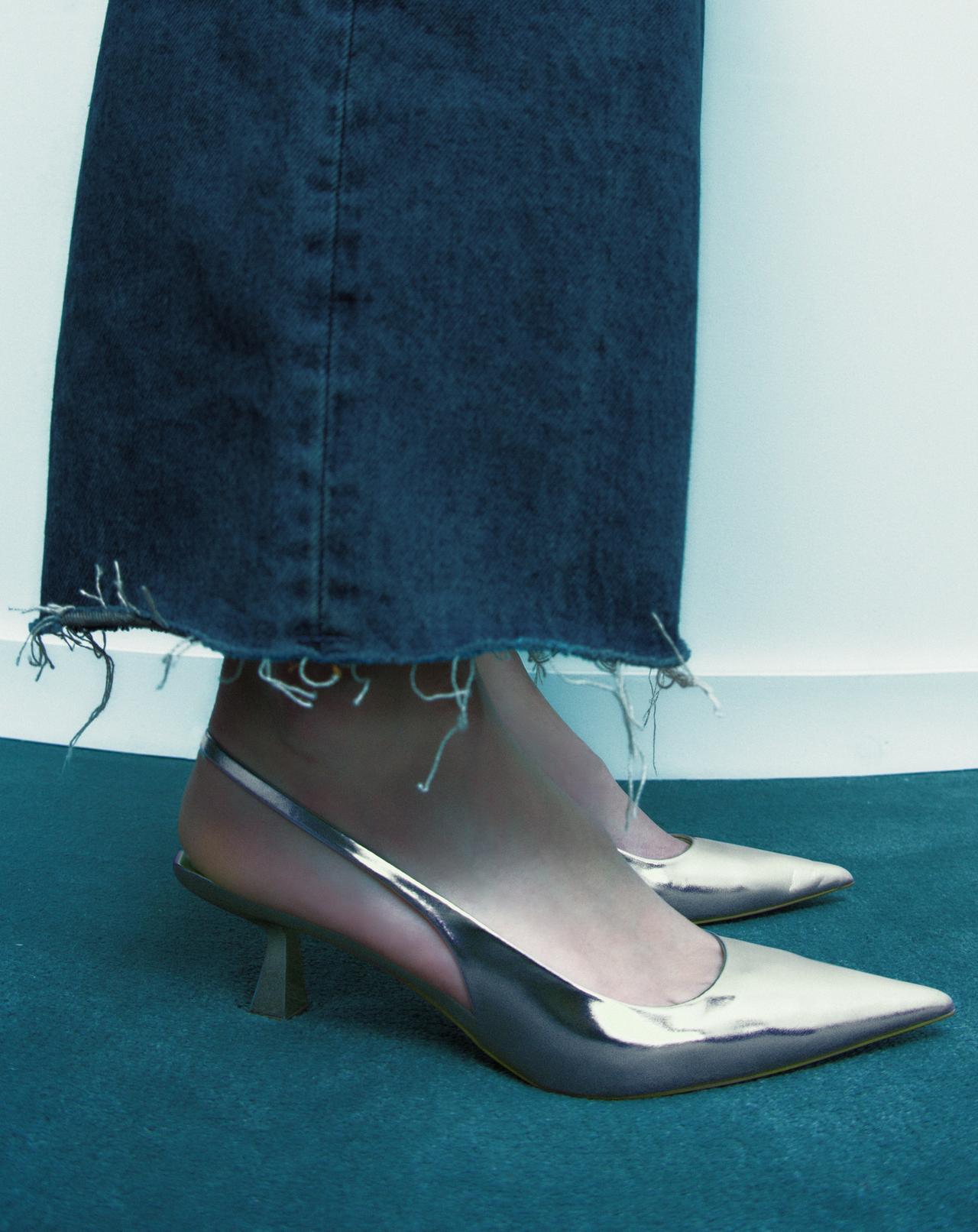 Zara silver HEELED SLINGBACK METALLIC court SHOES. These silver slingbacks have a Mid-heel, silver Metallic-effect, Pointed toe, and Thin elastic strap at the back.