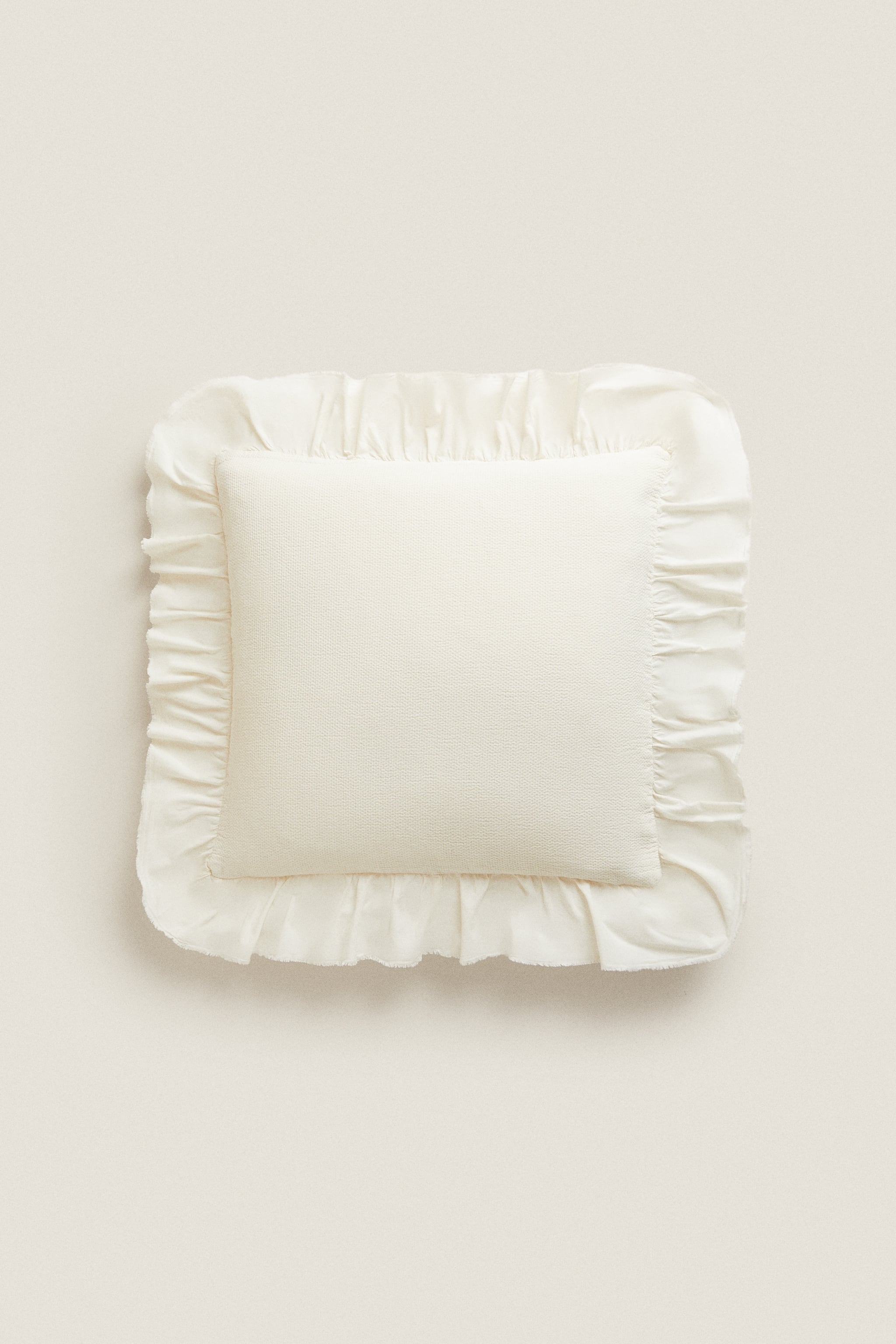 THROW PILLOW WITH RUFFLE TRIM