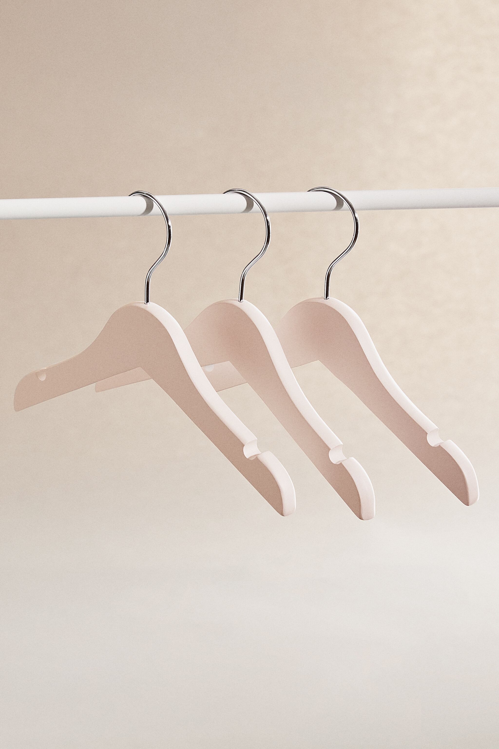 TAUPE WOODEN HANGER (SET OF 3)