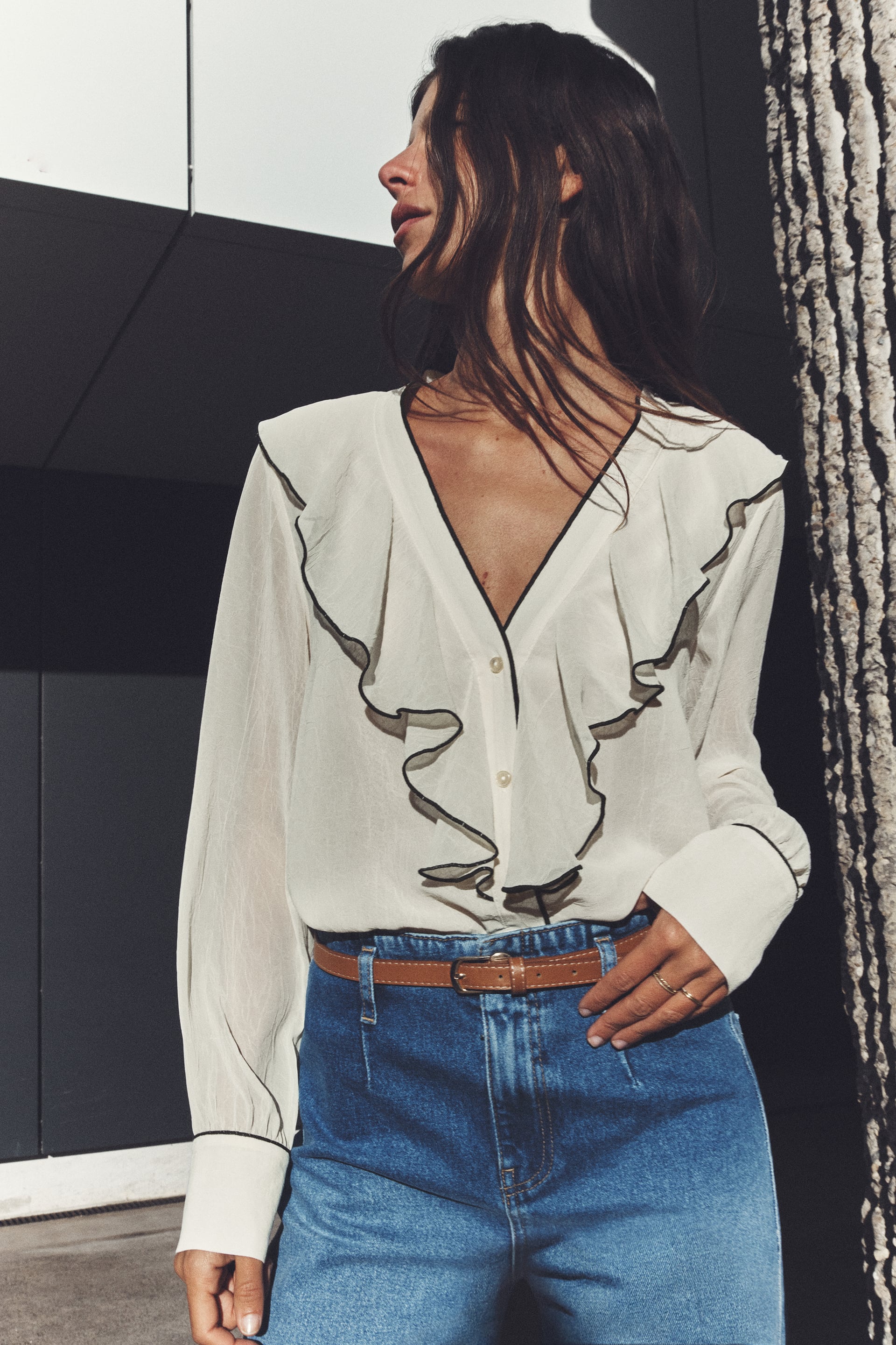 RUFFLED BLOUSE WITH CONTRAST PIPING