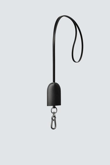 PORTE-CLÉS AVEC PENDENTIF CUIR ÉDITION LIMITÉE - Noir de Zara - Image 2