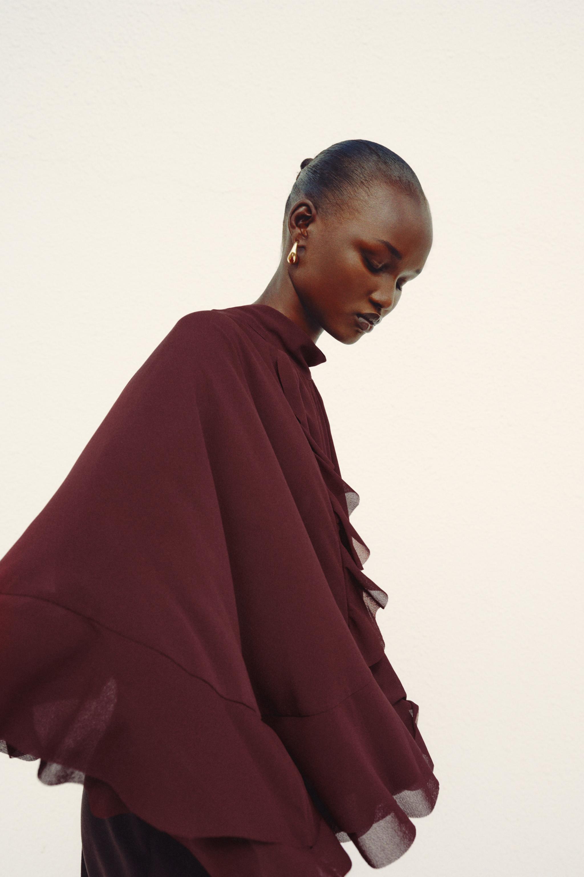 RUFFLED CAPE WITH TIE FASTENING