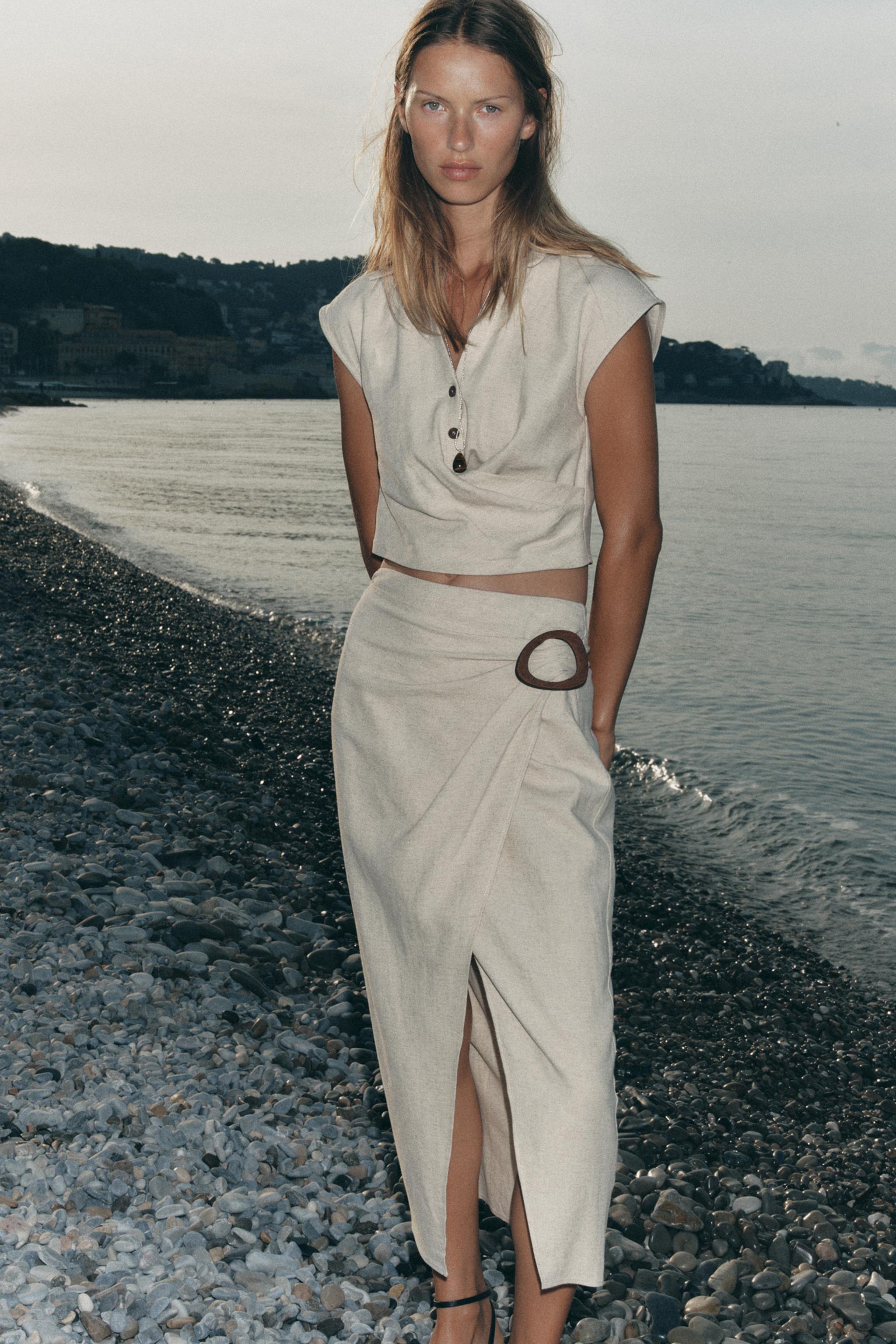 SLEEVELESS TOP WITH PLEAT