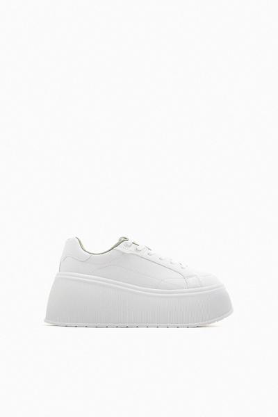 Platform sole sneakers
