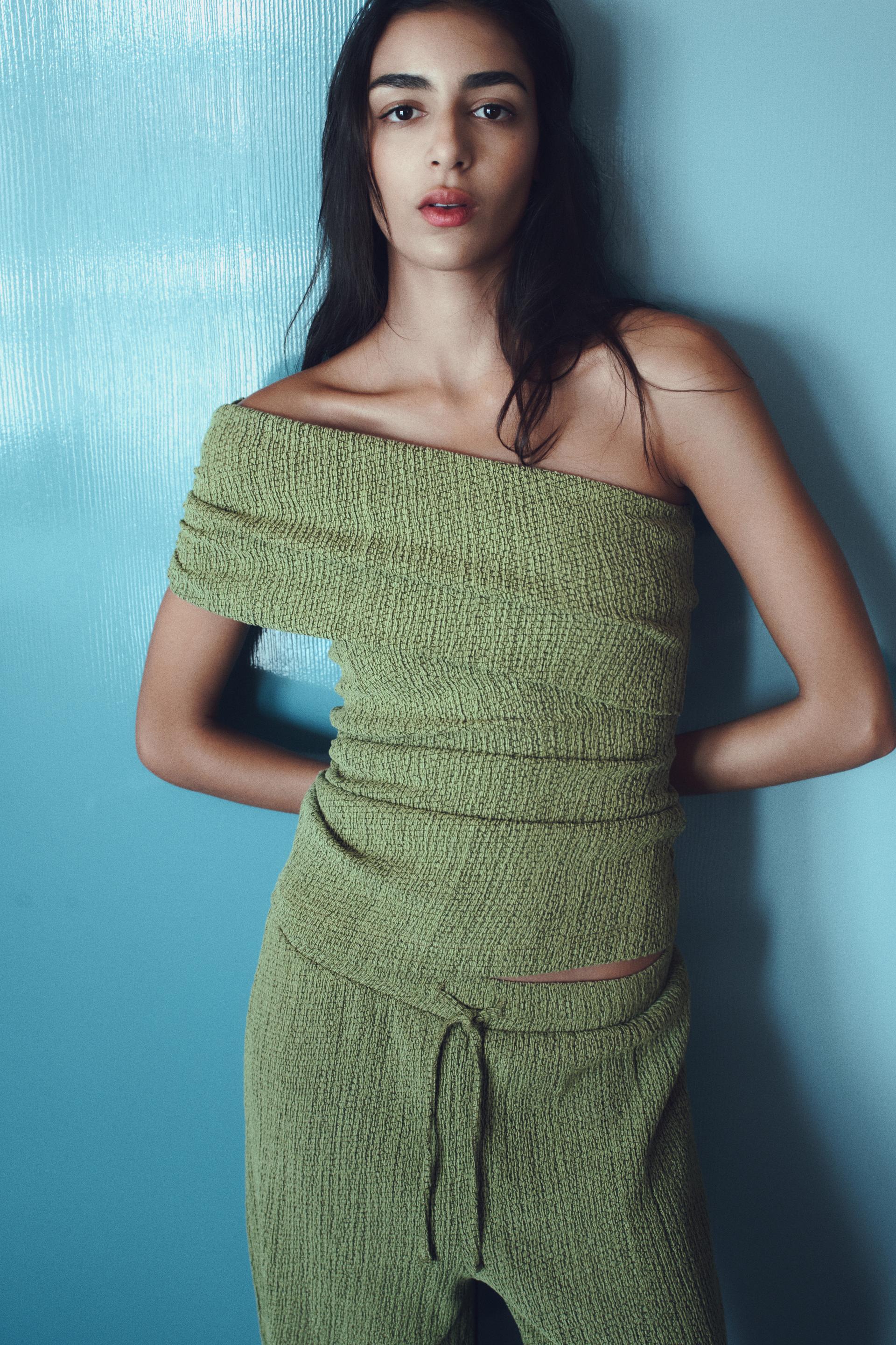 Asymmetric textured top