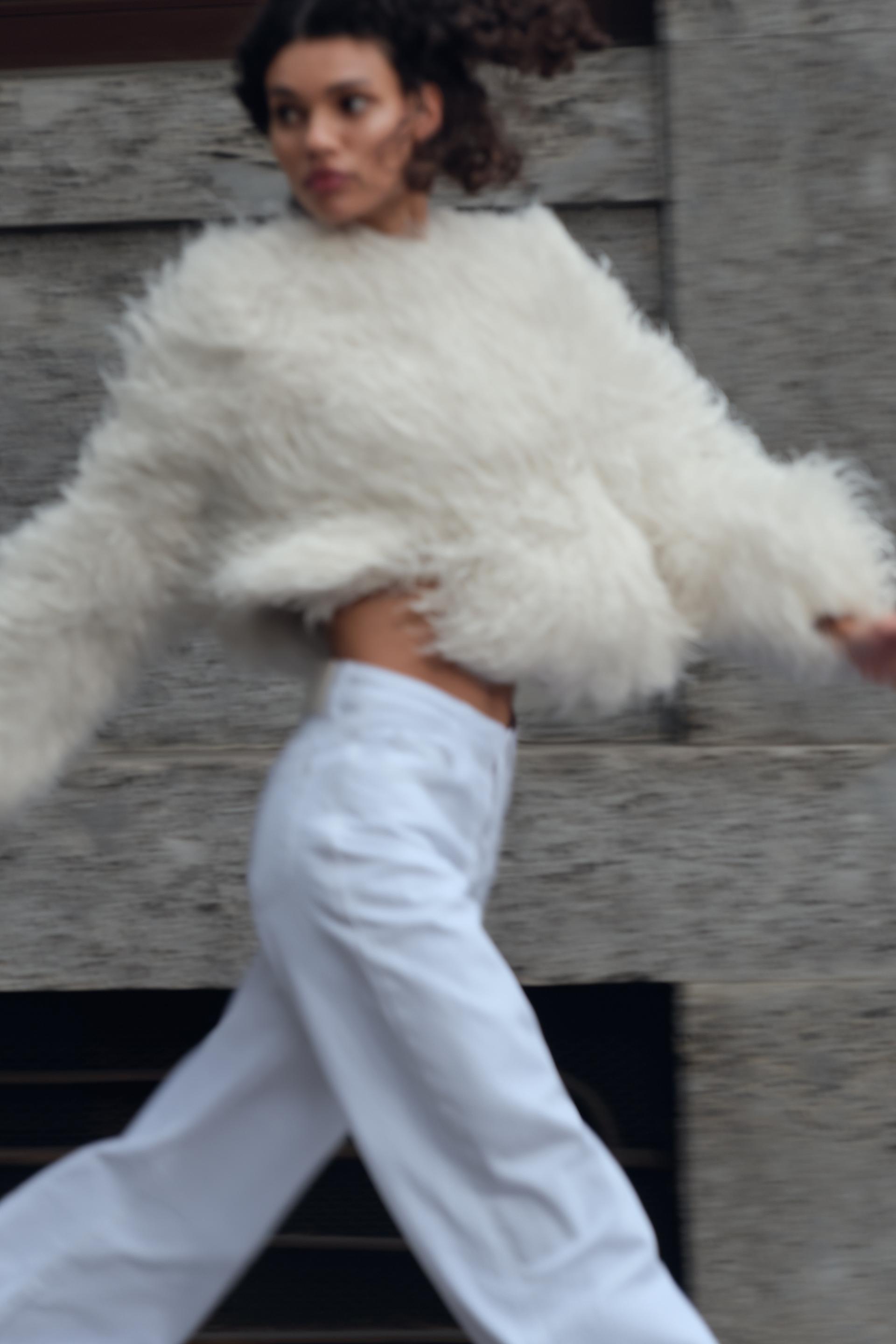 Shiny thread woven coat