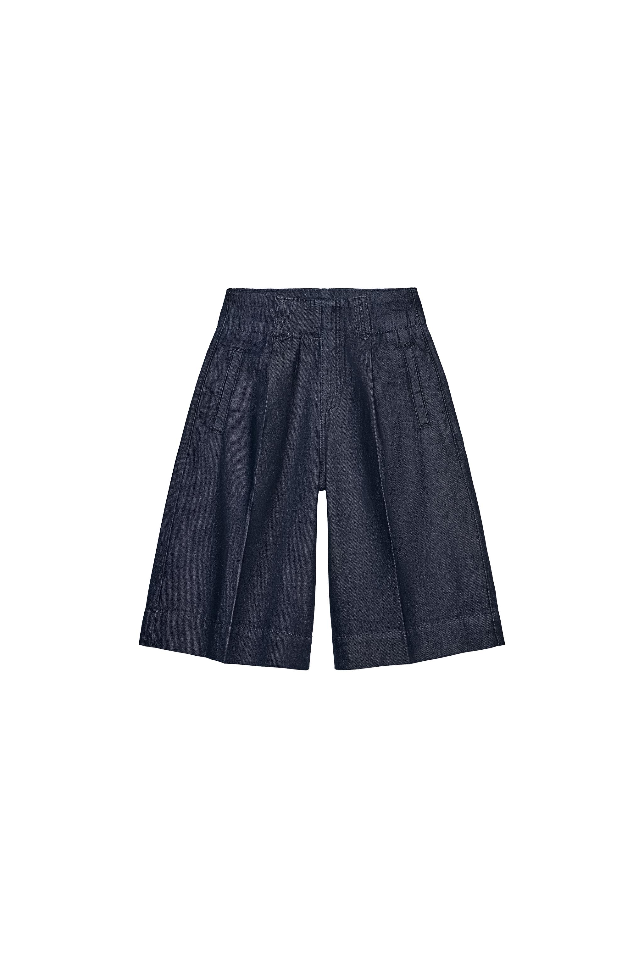 Long pleat bermuda shorts
