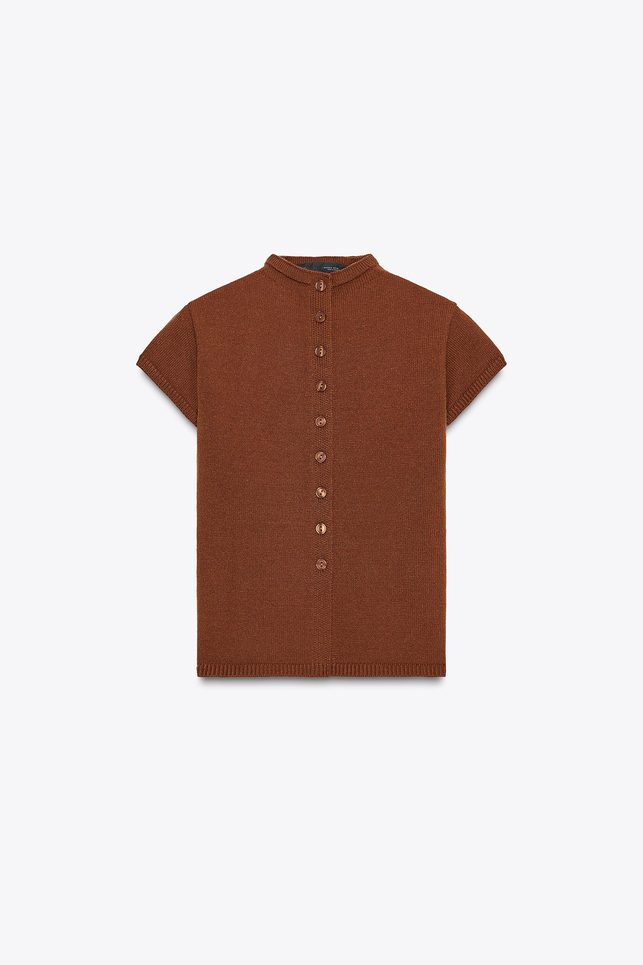 Buttoned knitted top