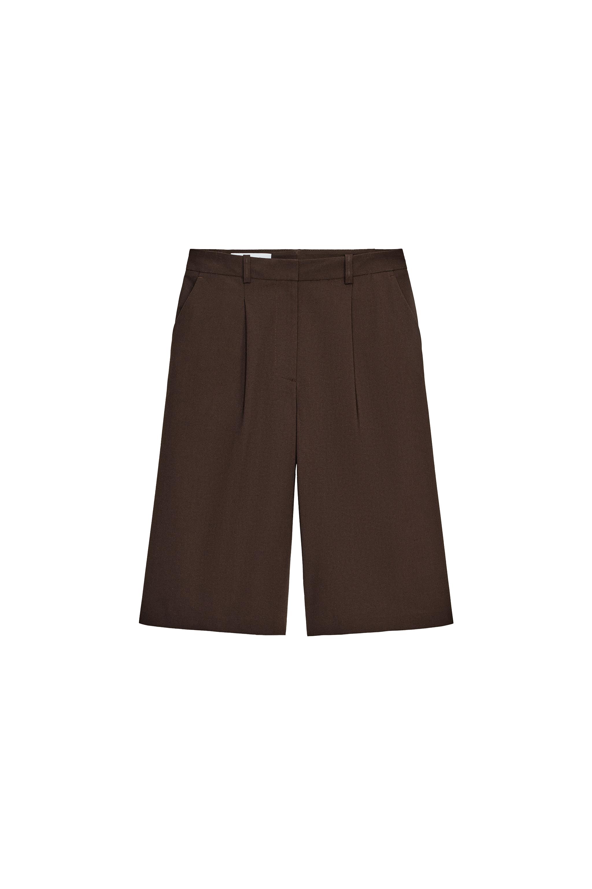 Bermuda shorts with pleat
