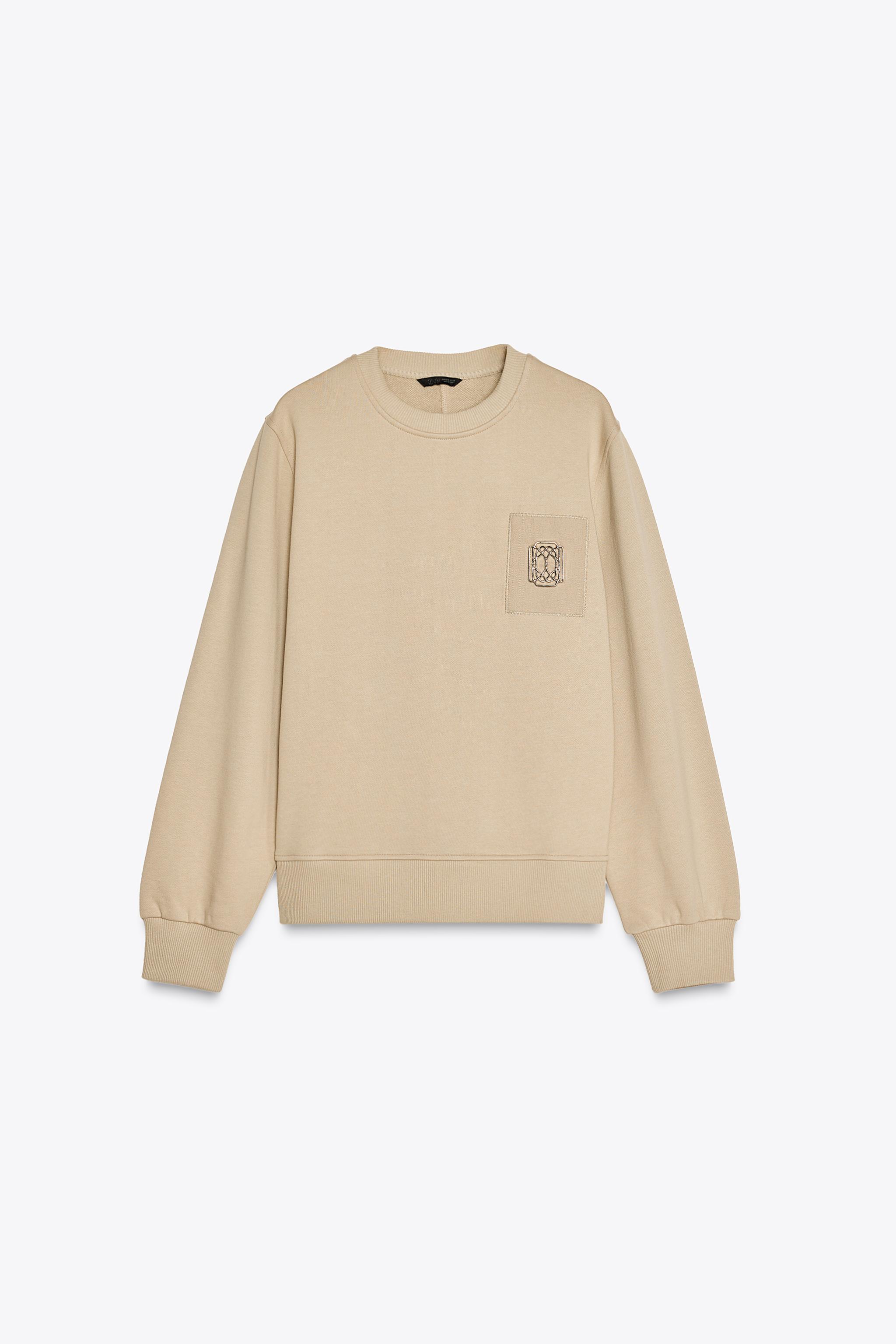 Sweatshirt with brooch