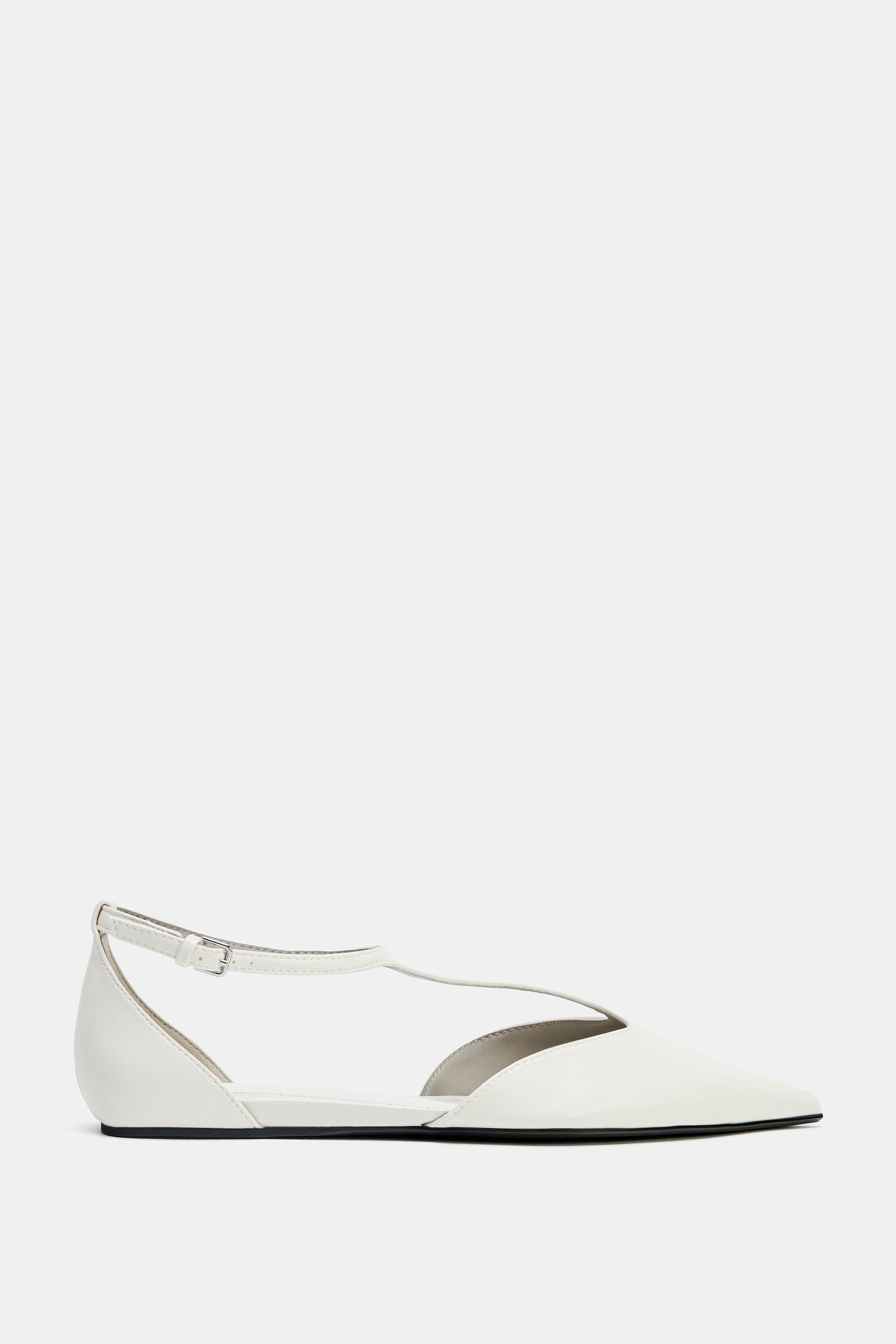 Flat shoes with strap