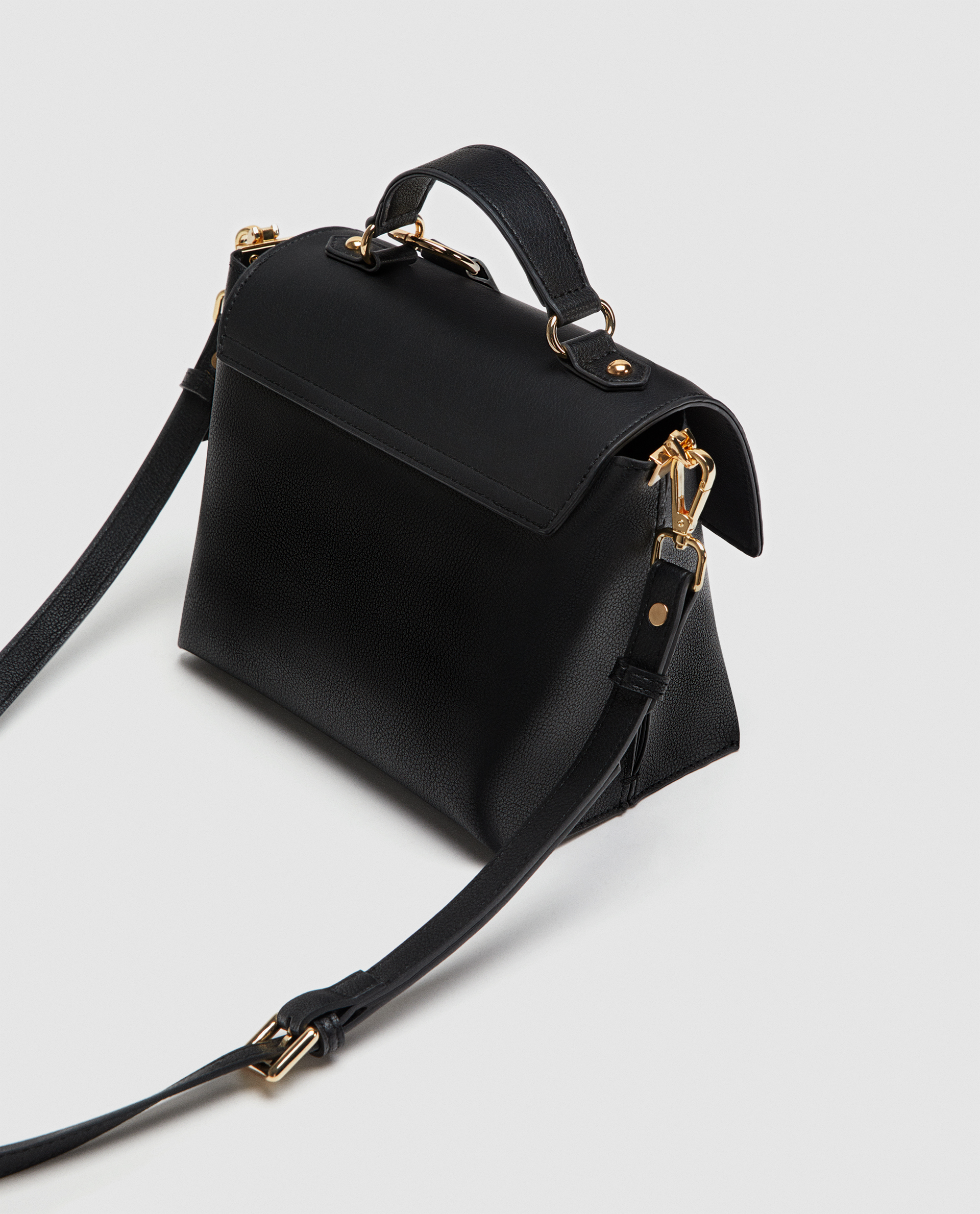 Zara CITY BAG WITH SLOGAN PENDANT DETAIL at £15.99 | love the brands