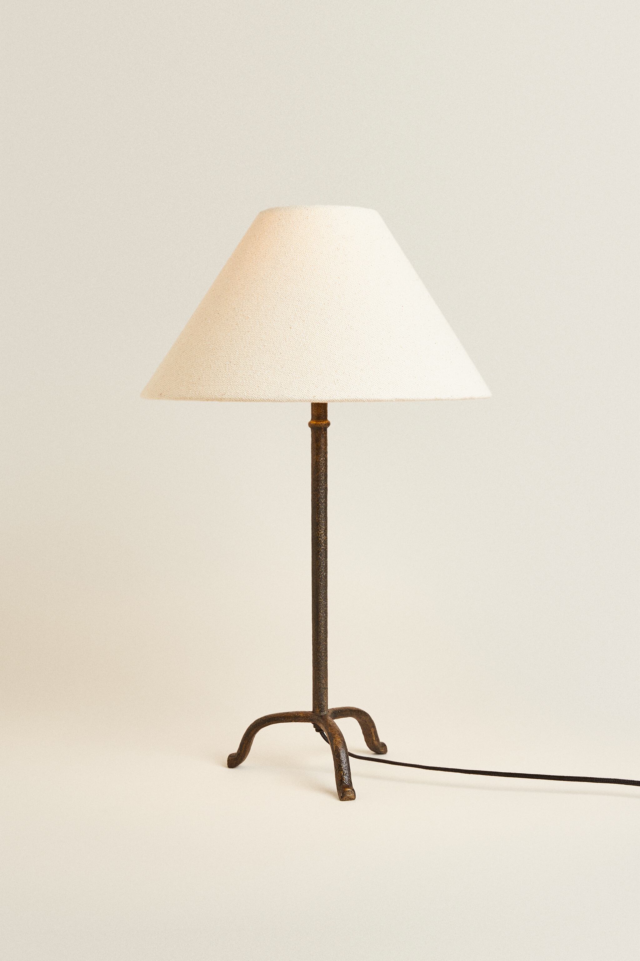 TABLE LAMP WITH TRIPOD BASE