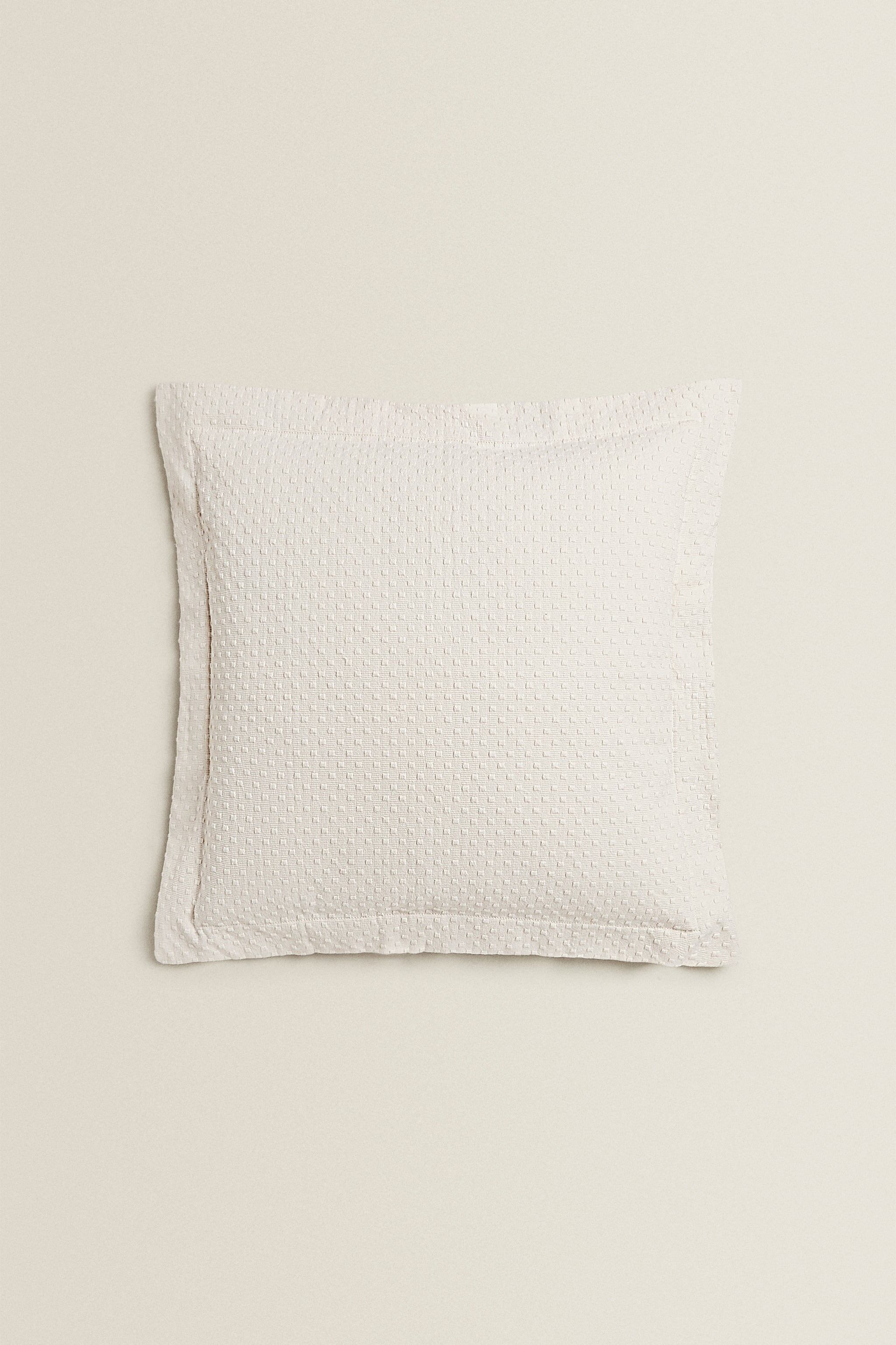 THROW PILLOW COVER WITH POLKA DOT DESIGN