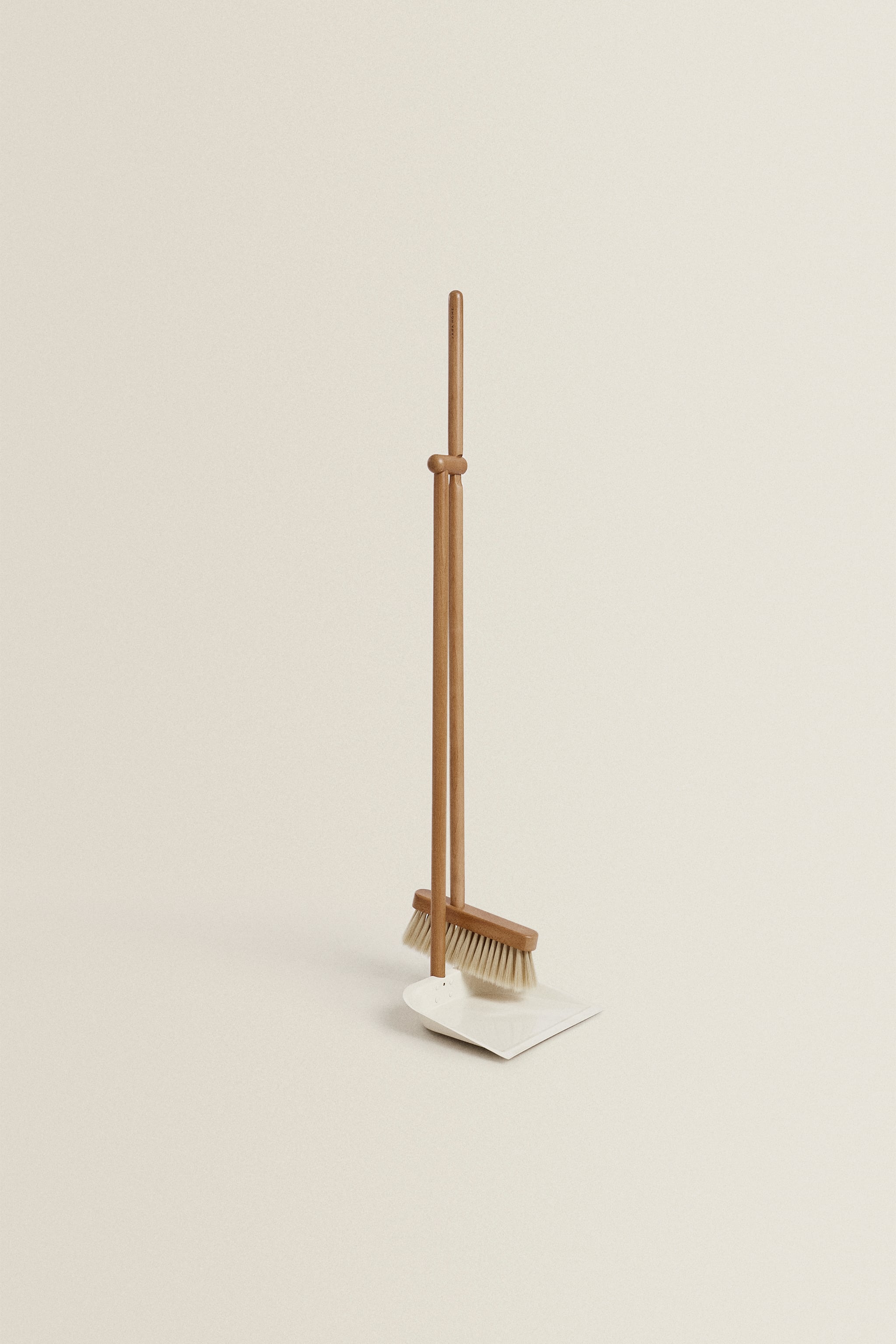 WOODEN DUSTPAN AND BRUSH SET