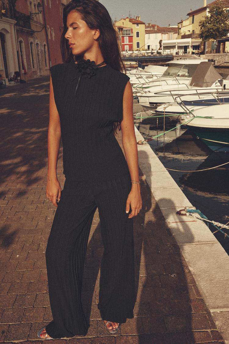 SLEEVELESS PLEATED TOP