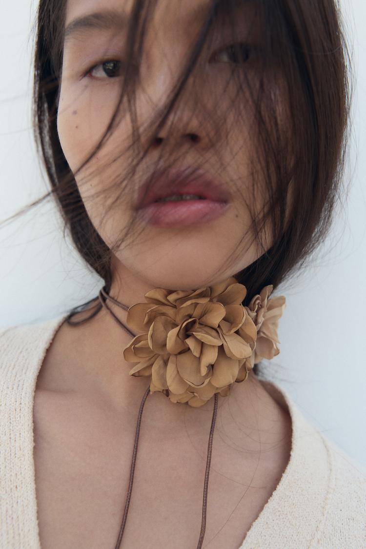 NECK FLOWER WITH CORD