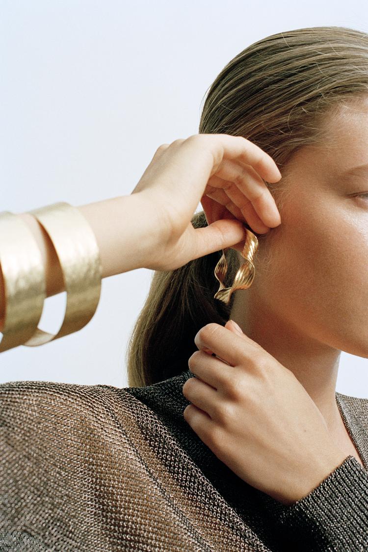 TEXTURED HOOP EARRINGS