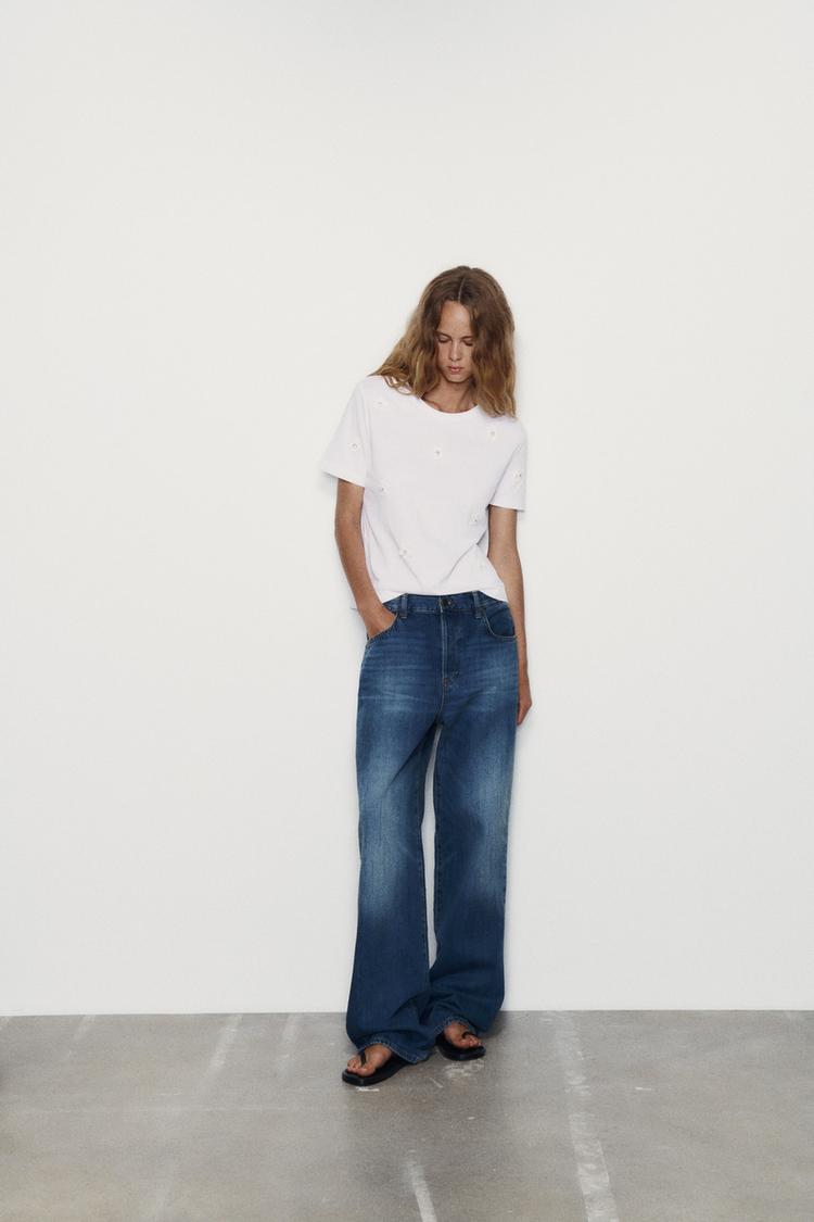 T-SHIRT WITH FLOWER APPLIQUÉ