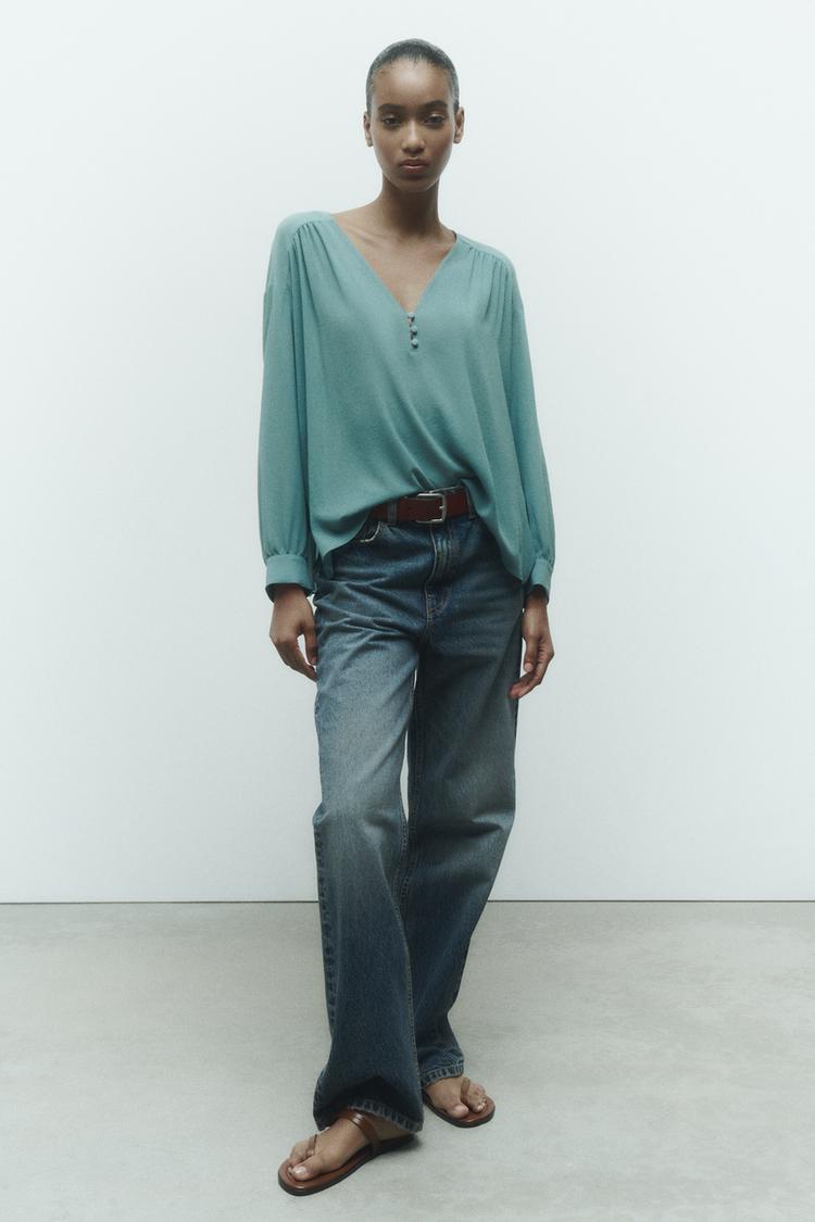 FLOWING OVERSIZE BLOUSE WITH GATHERED DETAIL