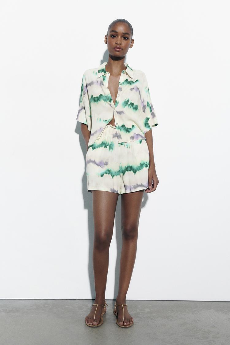 TIE-DYE BERMUDA SHORTS WITH AN ELASTICATED WAISTBAND