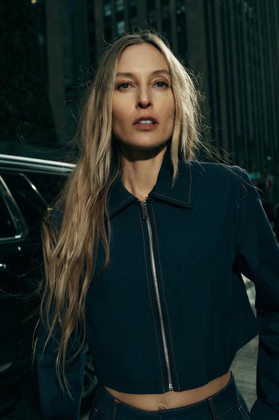 LYHYT TAKKI KONTRASTIV RISILL TIKKAUKSILLA Indigo ZARA Suomi Finland lyhyt-takki-kontrastiv-risill-tikkauksilla-indigo-zara-suomi-finland