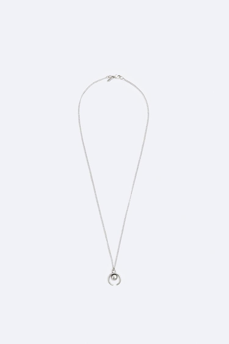 Metal chain with tonal charm. 925 mm silver plating. Lobster clasp closure.<br/><br/>Length: Medium.