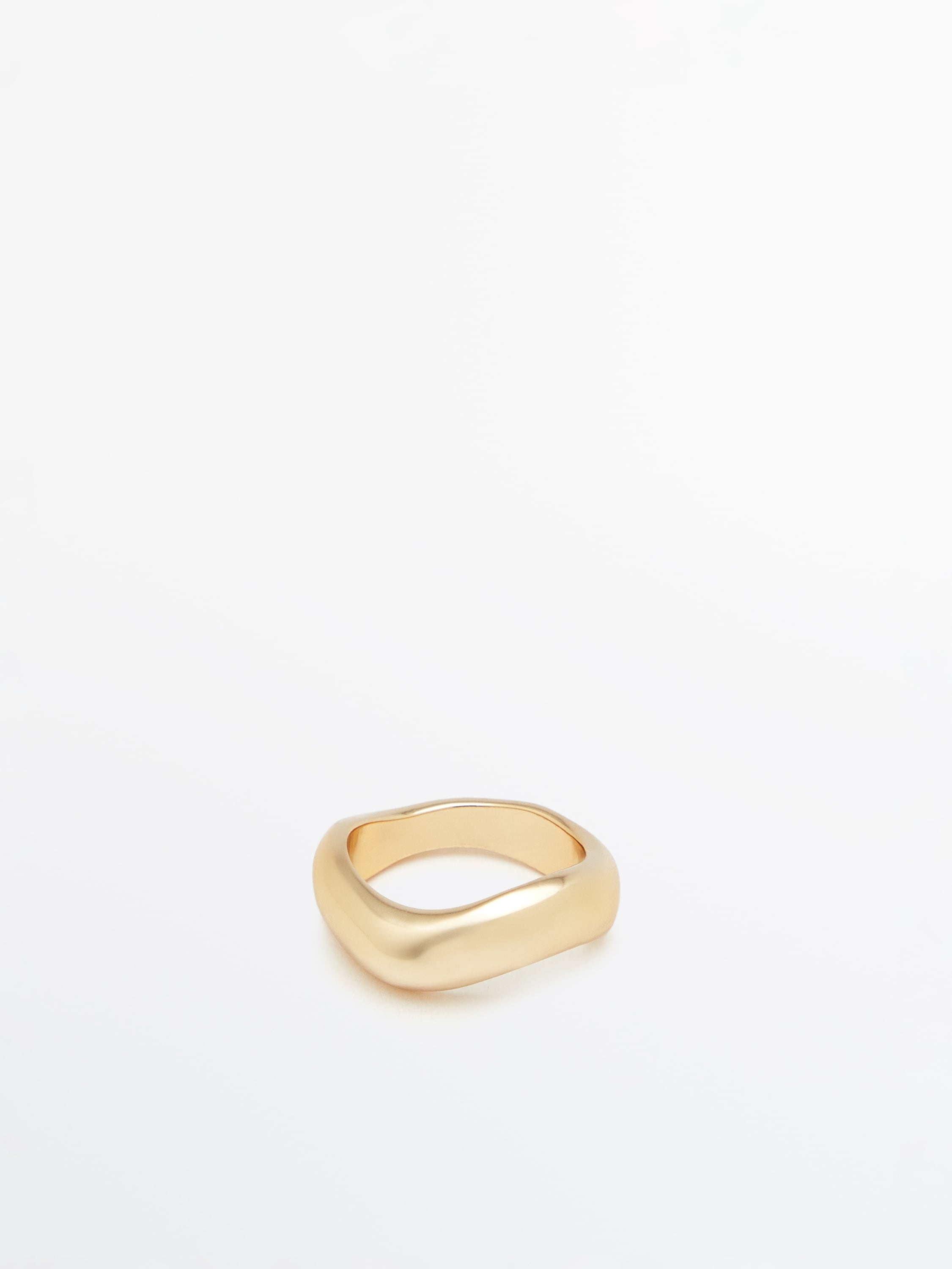 Pack of gold-plated asymmetric rings