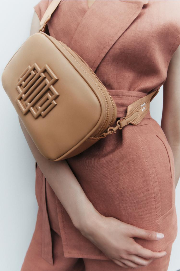 CROSSBODY BAG WITH METAL PIECE